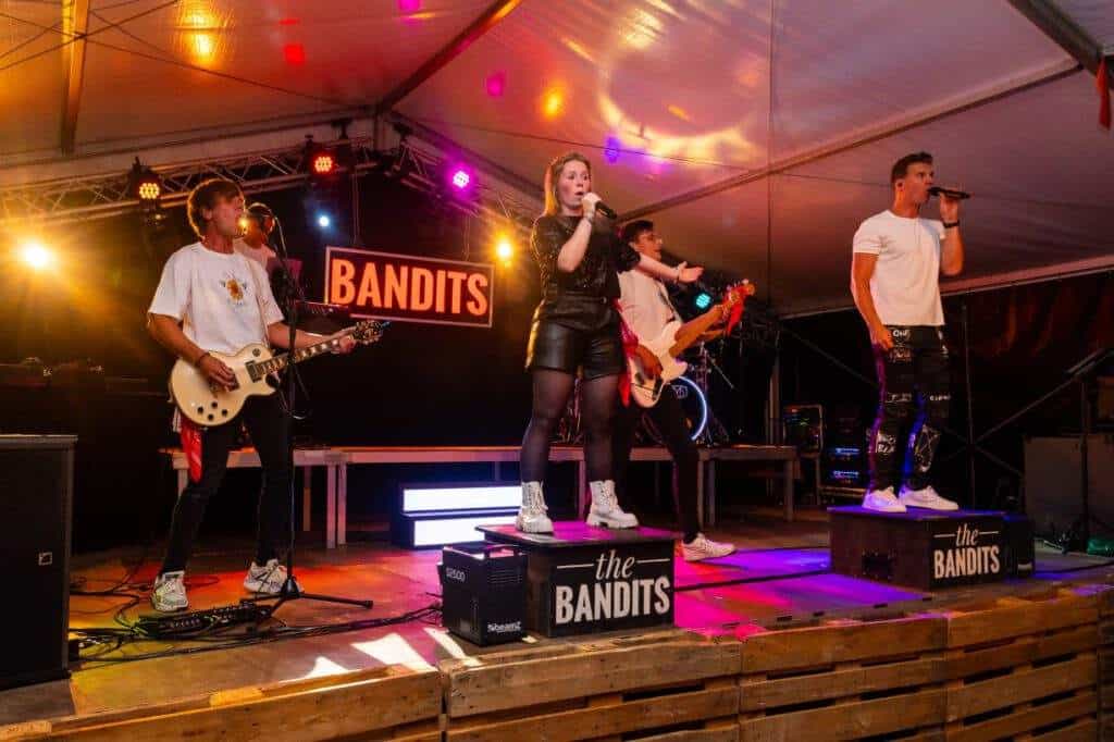 The Bandits spelen internationale en Nederlandstalige hits
