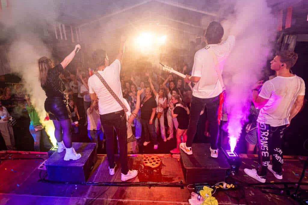 Publiek danst en zingt mee tijdens optreden The Bandits