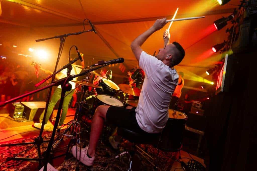 The Bandits spelen rockklassiekers voor feestend publiek