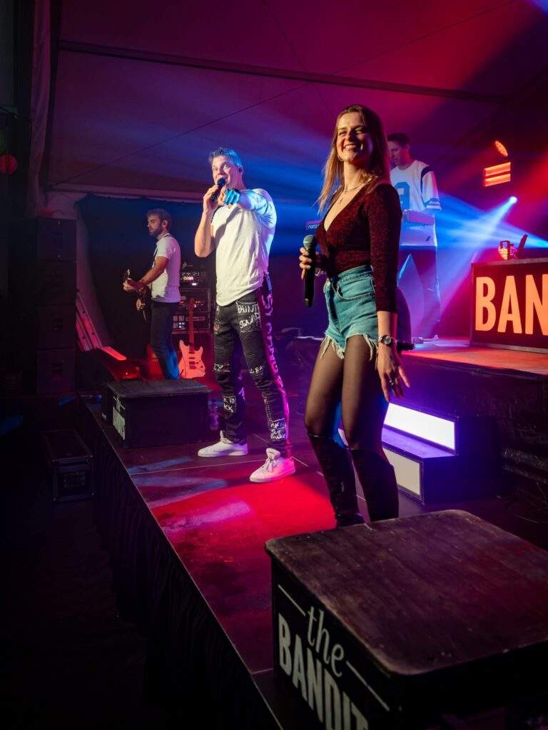 The Bandits spelen festivalhits voor meezingend publiek