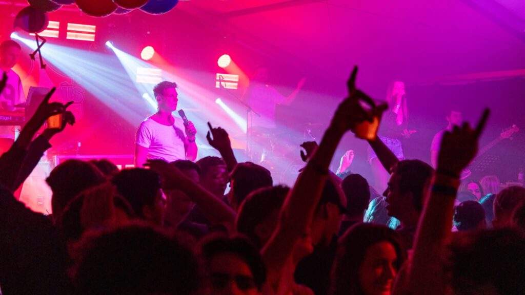 Bruiloftsgasten dansen tijdens optreden The Bandits